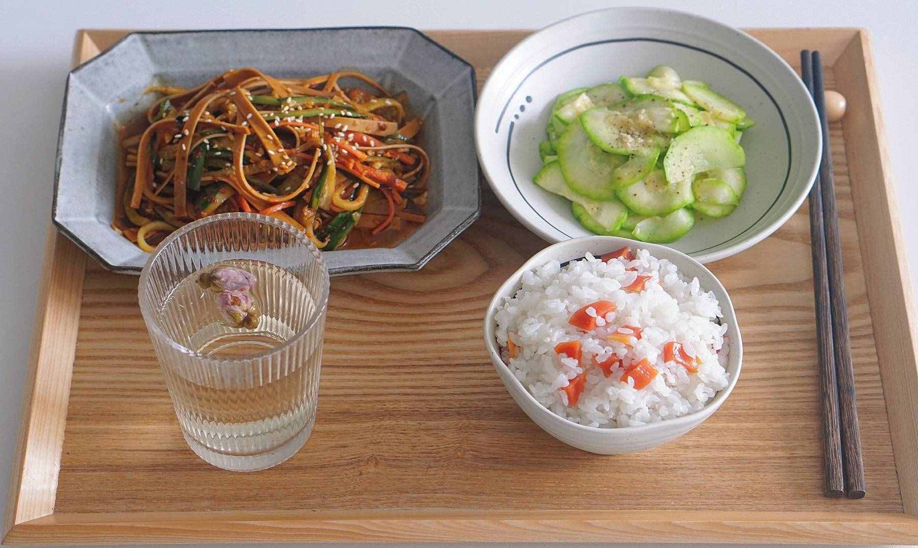 一個(gè)人煮飯?zhí)闊?？用微波爐10分鐘煮米飯，比電飯鍋煮的還好吃