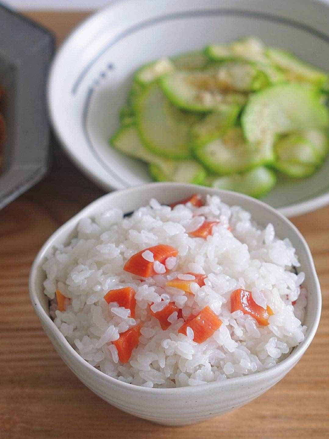 一個(gè)人煮飯?zhí)闊?？用微波爐10分鐘煮米飯，比電飯鍋煮的還好吃