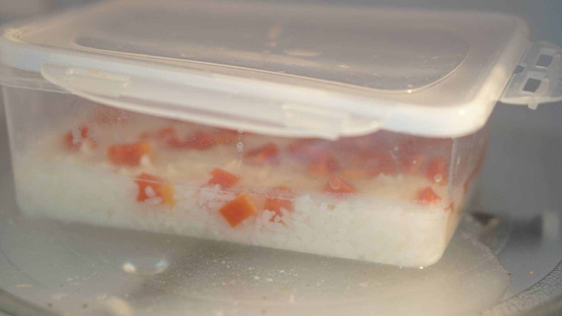 一個(gè)人煮飯?zhí)闊?？用微波爐10分鐘煮米飯，比電飯鍋煮的還好吃