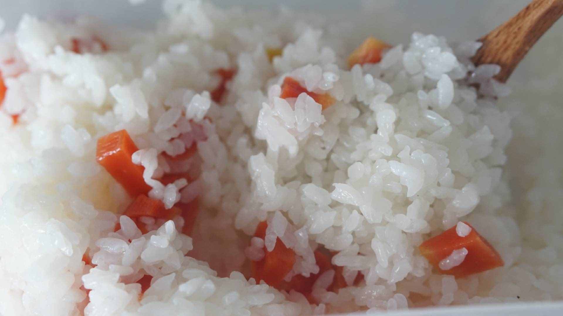 一個(gè)人煮飯?zhí)闊?？用微波爐10分鐘煮米飯，比電飯鍋煮的還好吃