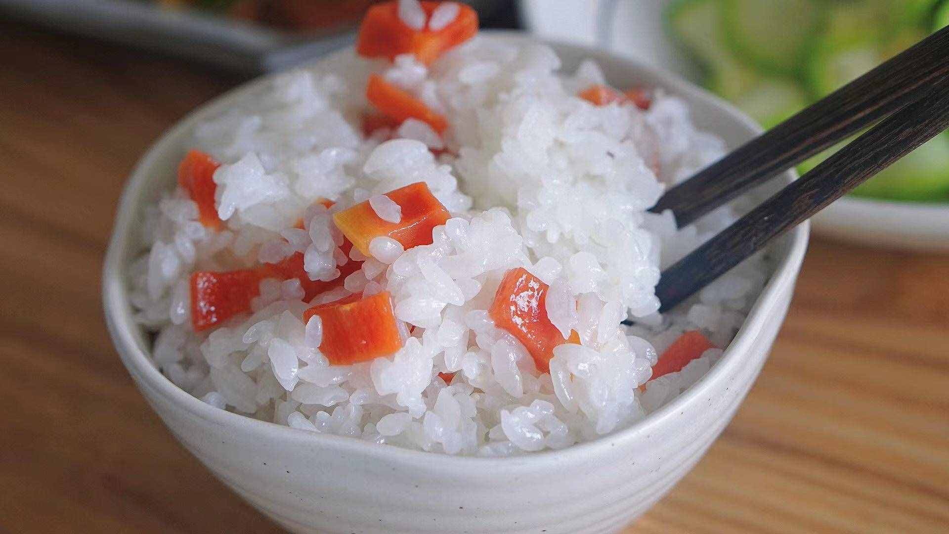 一個(gè)人煮飯?zhí)闊坑梦⒉t10分鐘煮米飯，比電飯鍋煮的還好吃