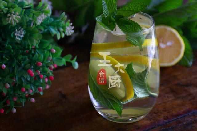 自制薄荷檸檬蘇打水，清涼又解暑，天熱來上一杯太提神啦