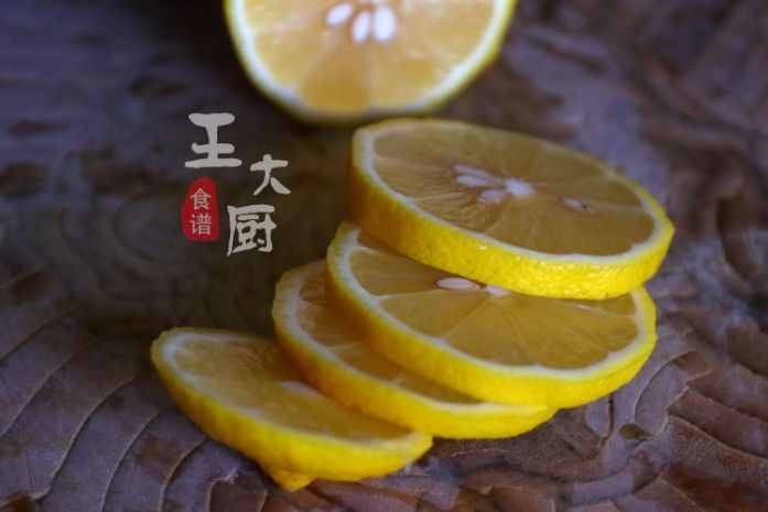 自制薄荷檸檬蘇打水，清涼又解暑，天熱來上一杯太提神啦