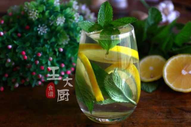 自制薄荷檸檬蘇打水，清涼又解暑，天熱來上一杯太提神啦