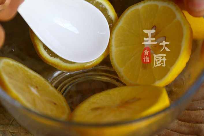 自制薄荷檸檬蘇打水，清涼又解暑，天熱來上一杯太提神啦