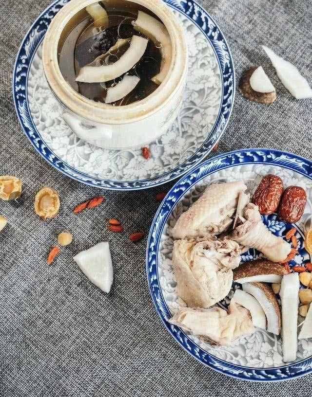 冬天到了，來一碗熱氣騰騰的燉湯吧！暖