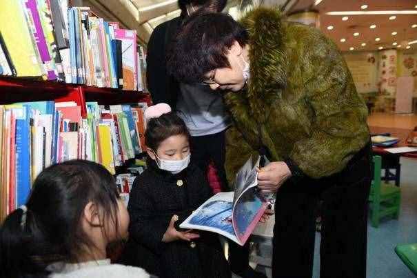 這些小豆丁們來到了圖書館，一起做了這件事