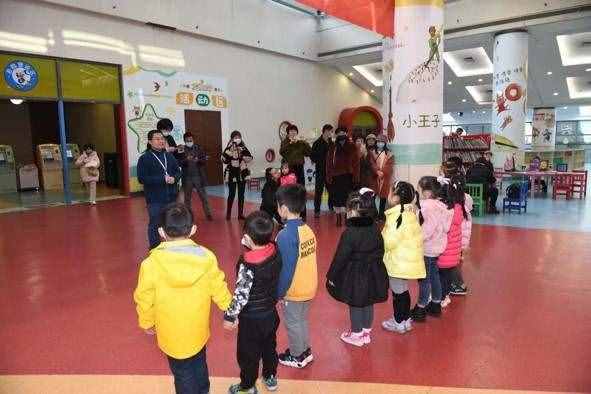 這些小豆丁們來到了圖書館，一起做了這件事