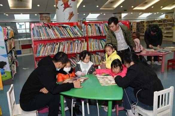 這些小豆丁們來到了圖書館，一起做了這件事