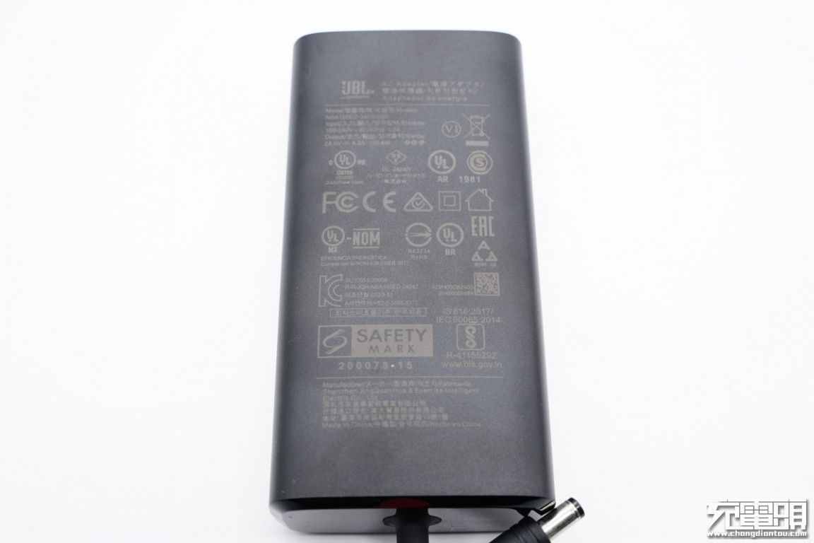 拆一款音響電源適配器，功率達(dá)100W，內(nèi)部設(shè)計也太經(jīng)典了