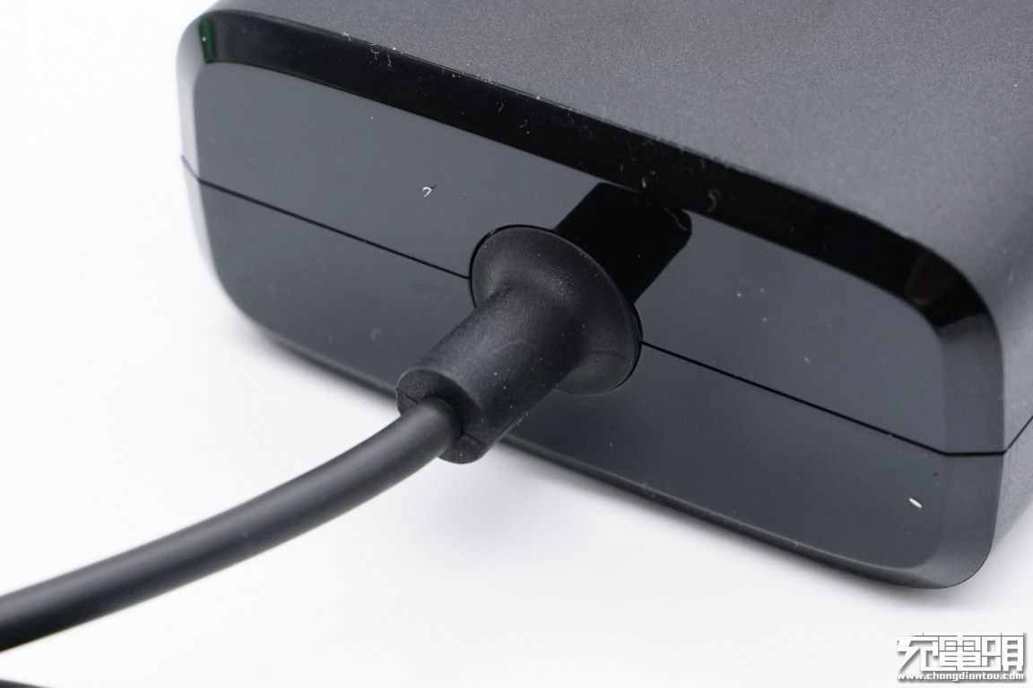 拆一款音響電源適配器，功率達(dá)100W，內(nèi)部設(shè)計也太經(jīng)典了