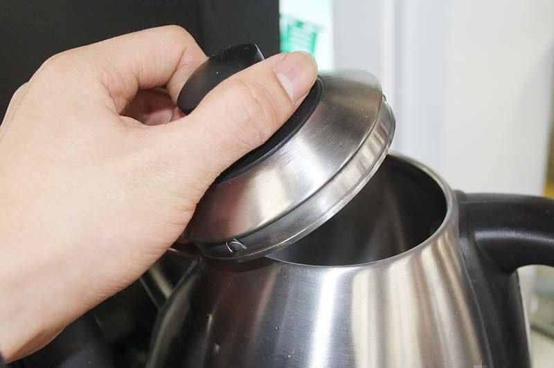 熱水壺用久了全是水垢，加點東西泡一泡，幾分鐘就干干凈凈