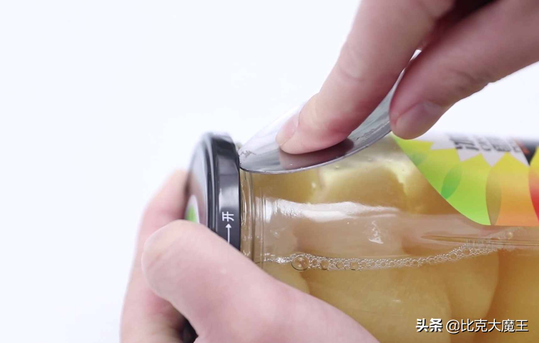 才發(fā)現(xiàn)罐頭上有“小機關”，輕輕松松就打開，再也不用蠻力開罐頭