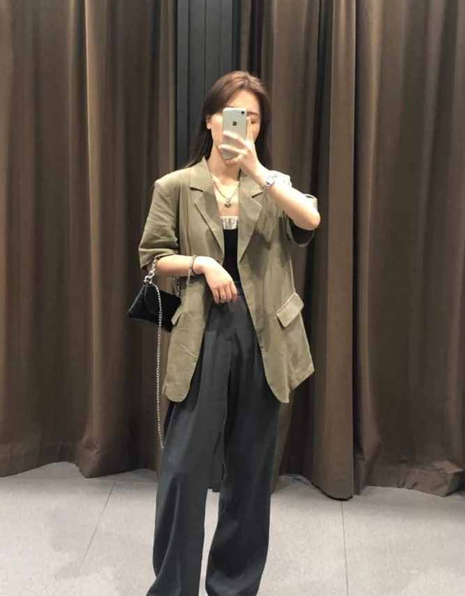 灰色褲子配什么顏色上衣？這樣搭配起來(lái)太養(yǎng)眼，同是女孩子也著迷