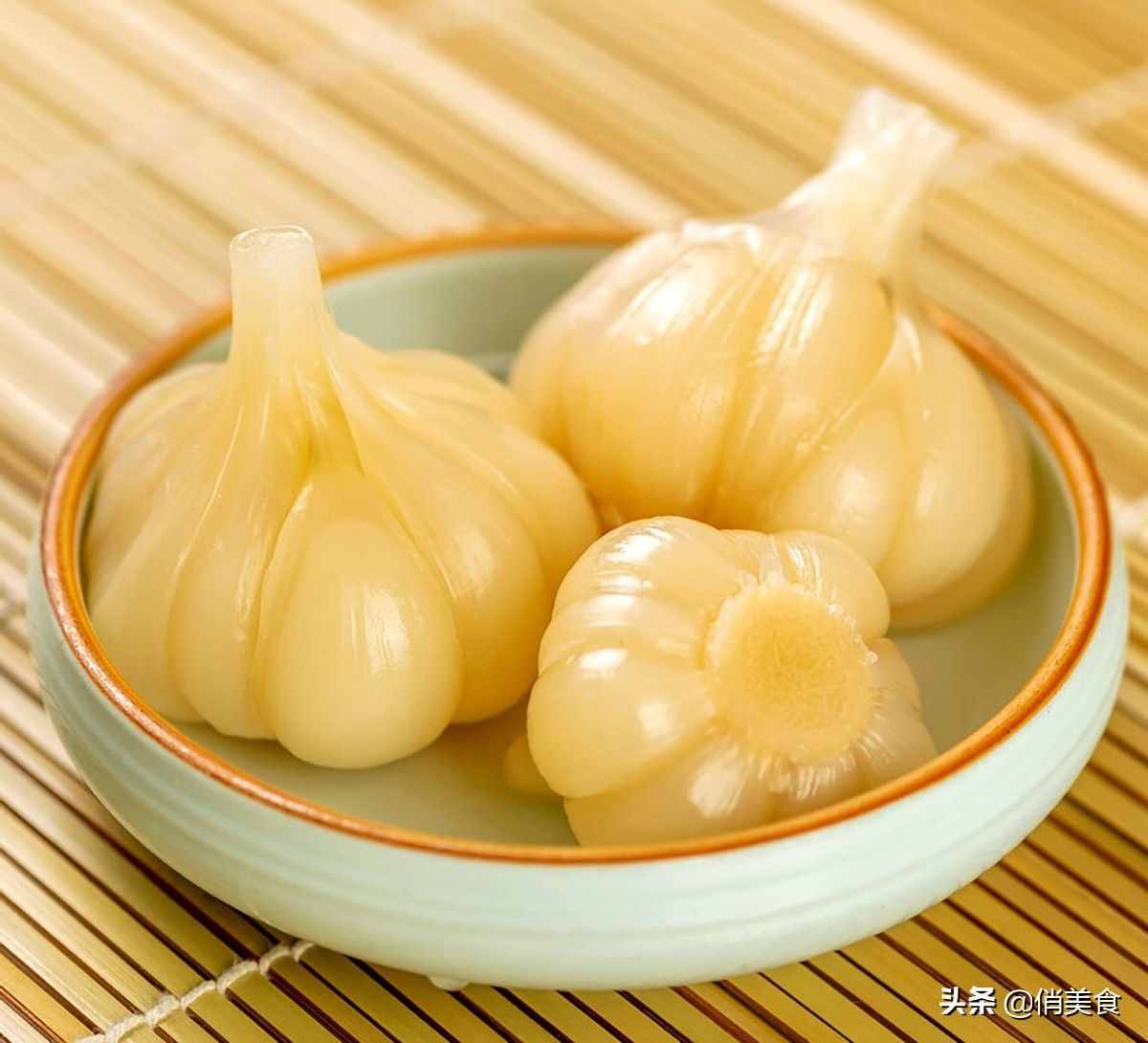 正宗糖醋蒜的腌制方法，又脆又甜超好吃，放上一年都不會壞