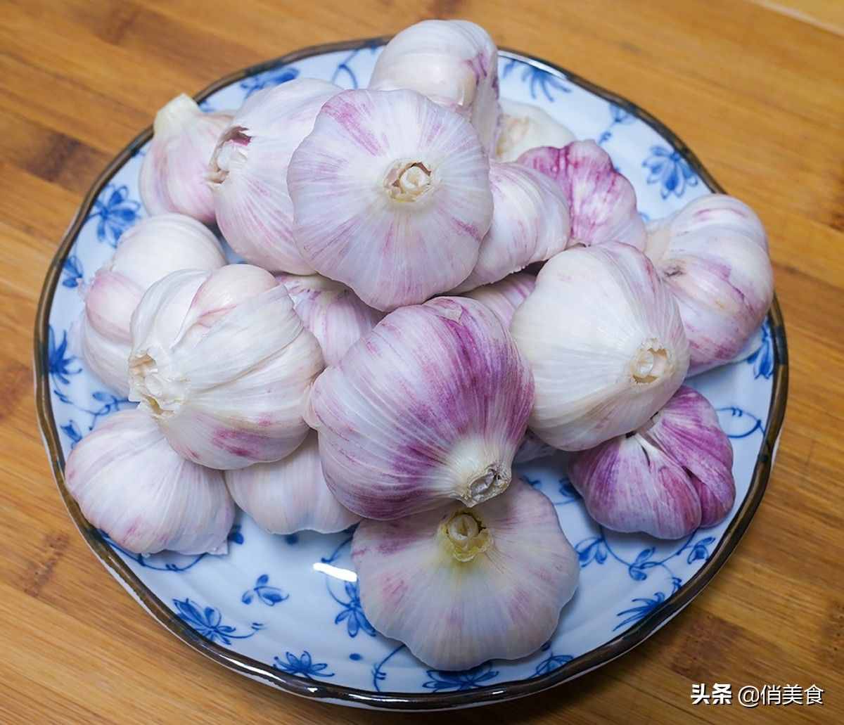 正宗糖醋蒜的腌制方法，又脆又甜超好吃，放上一年都不會壞