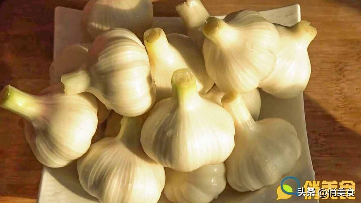 正宗糖醋蒜的腌制方法，又脆又甜超好吃，放上一年都不會壞