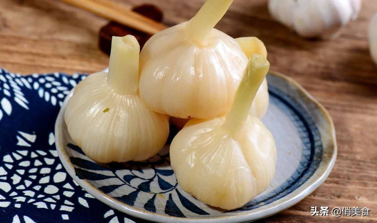 正宗糖醋蒜的腌制方法，又脆又甜超好吃，放上一年都不會壞
