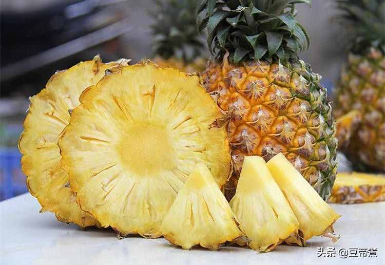 鳳梨是啥和菠蘿有區(qū)別嗎？別說(shuō)兩者還真不一樣，別常吃又分不清楚