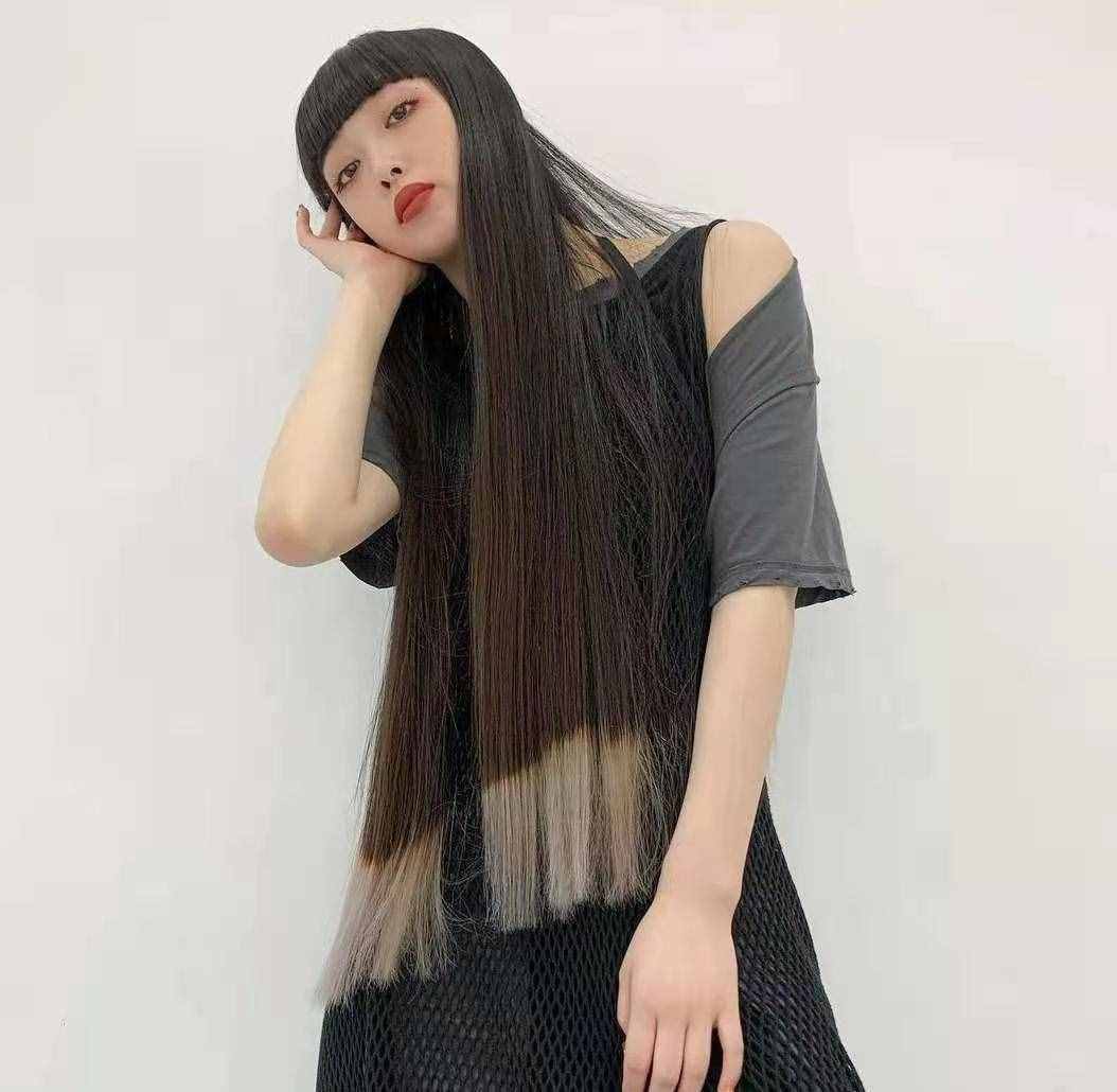 臉大頭大的女生最好別燙發(fā)，這幾款拉風(fēng)的長直發(fā)，時(shí)尚減齡還瘦臉