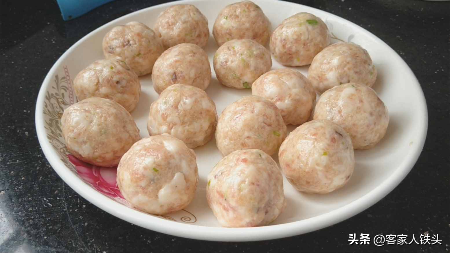 教你客家正宗開鍋肉丸做法，掌握好一個(gè)小技巧，肉丸噴香好吃