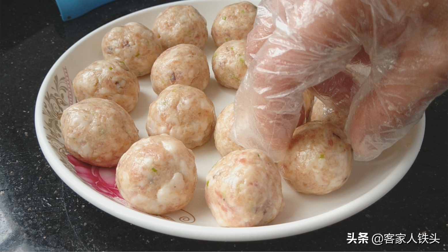 教你客家正宗開鍋肉丸做法，掌握好一個(gè)小技巧，肉丸噴香好吃