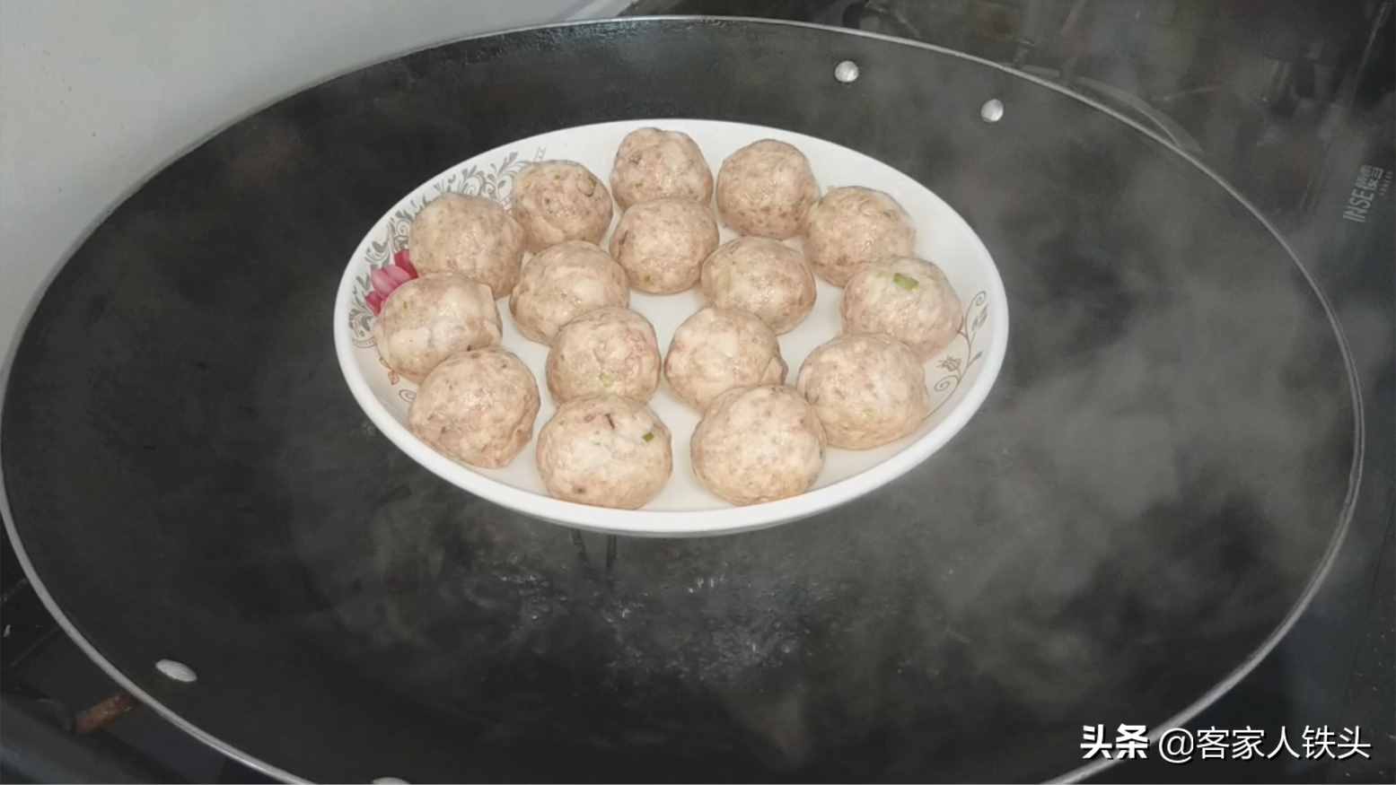 教你客家正宗開鍋肉丸做法，掌握好一個(gè)小技巧，肉丸噴香好吃