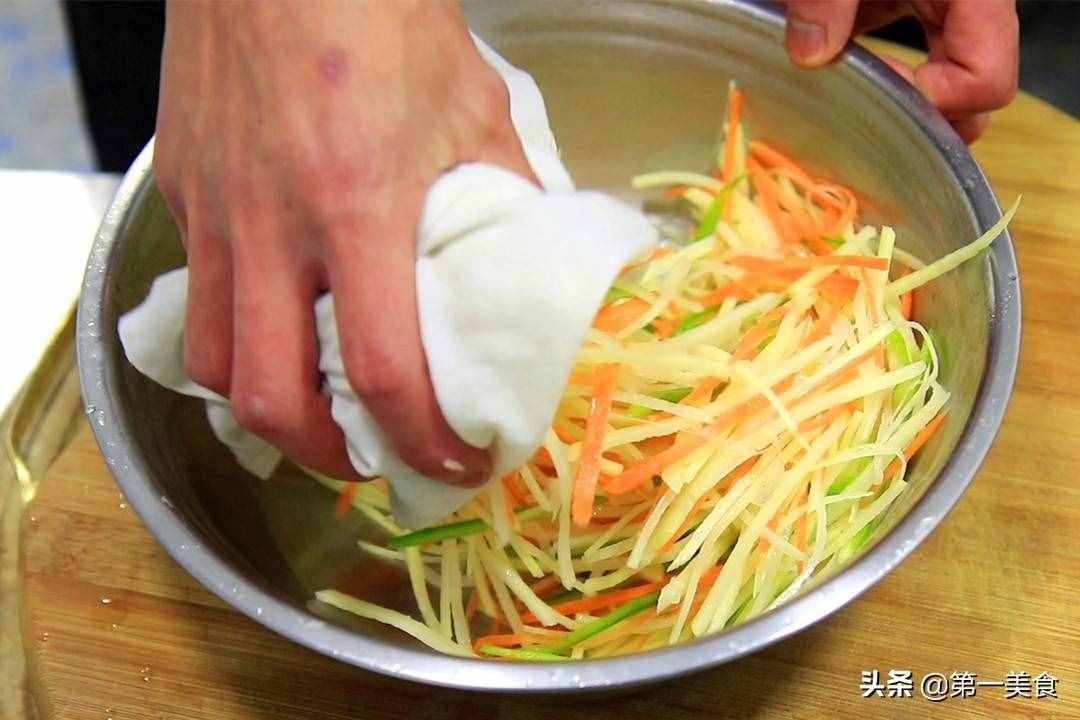 早餐店買(mǎi)3塊一張的土豆餅，在家2個(gè)土豆做7張，清香柔軟不黏牙
