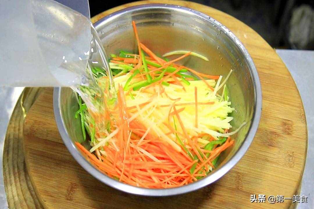 早餐店買(mǎi)3塊一張的土豆餅，在家2個(gè)土豆做7張，清香柔軟不黏牙