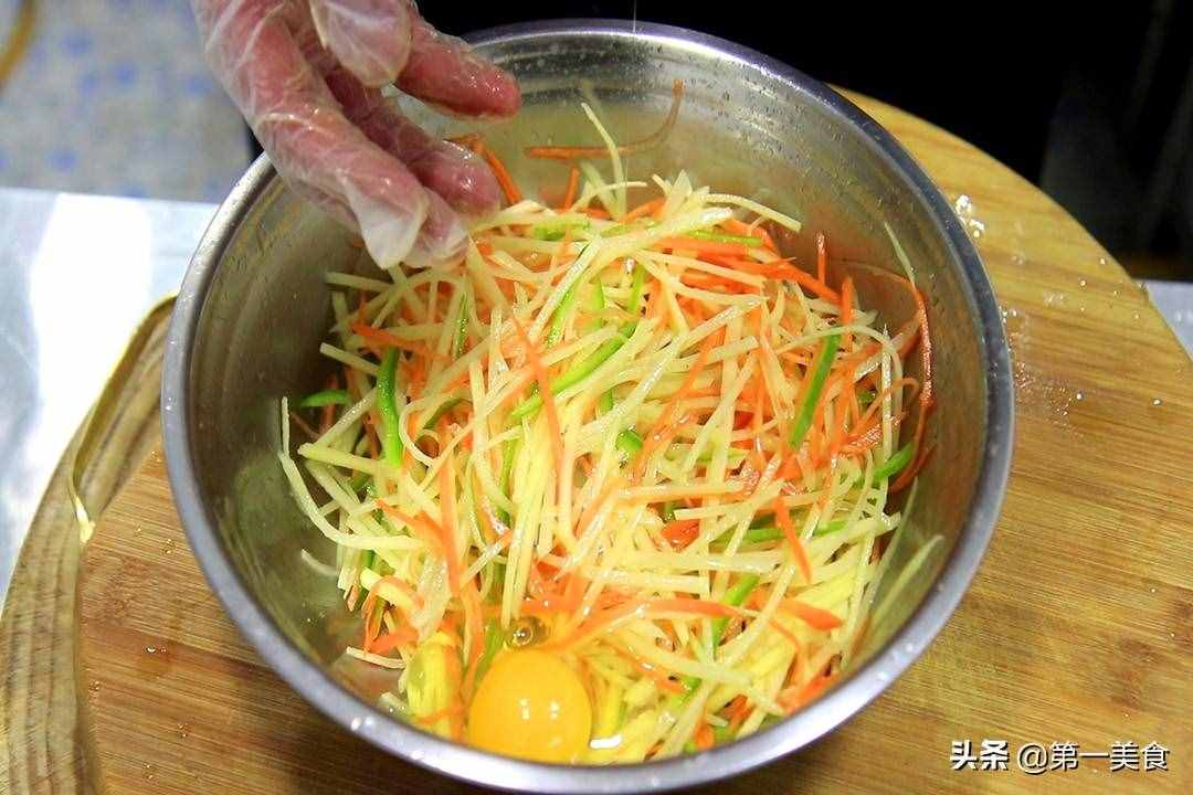 早餐店買(mǎi)3塊一張的土豆餅，在家2個(gè)土豆做7張，清香柔軟不黏牙
