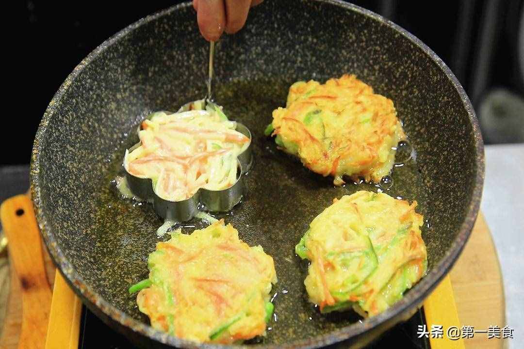 早餐店買(mǎi)3塊一張的土豆餅，在家2個(gè)土豆做7張，清香柔軟不黏牙