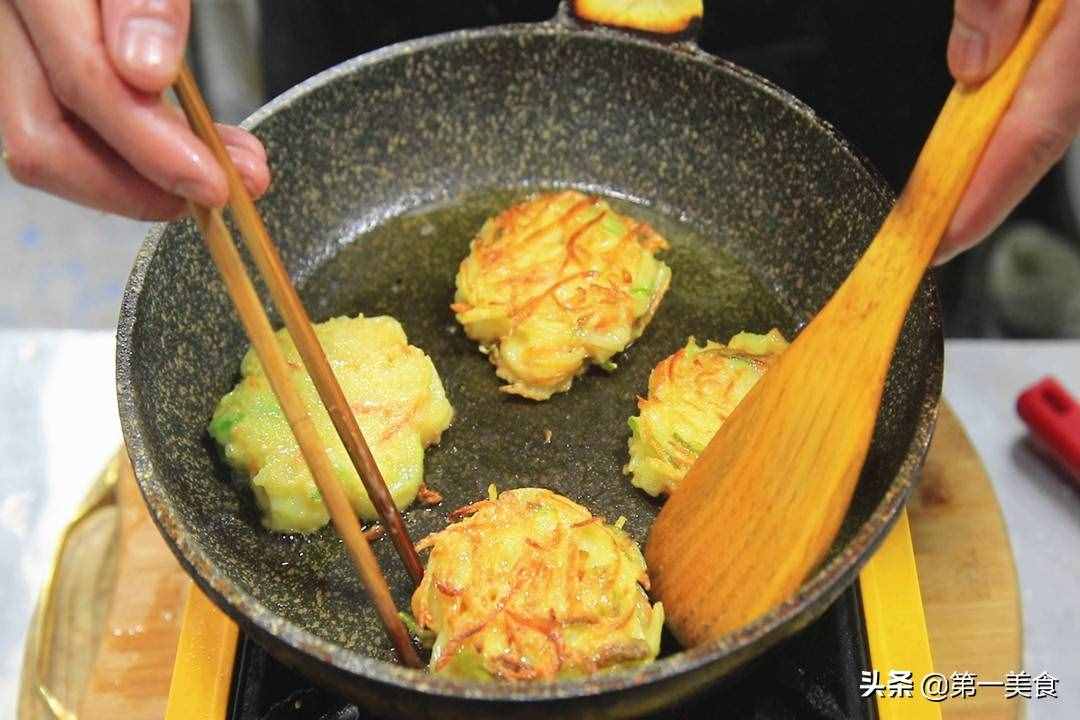 早餐店買(mǎi)3塊一張的土豆餅，在家2個(gè)土豆做7張，清香柔軟不黏牙