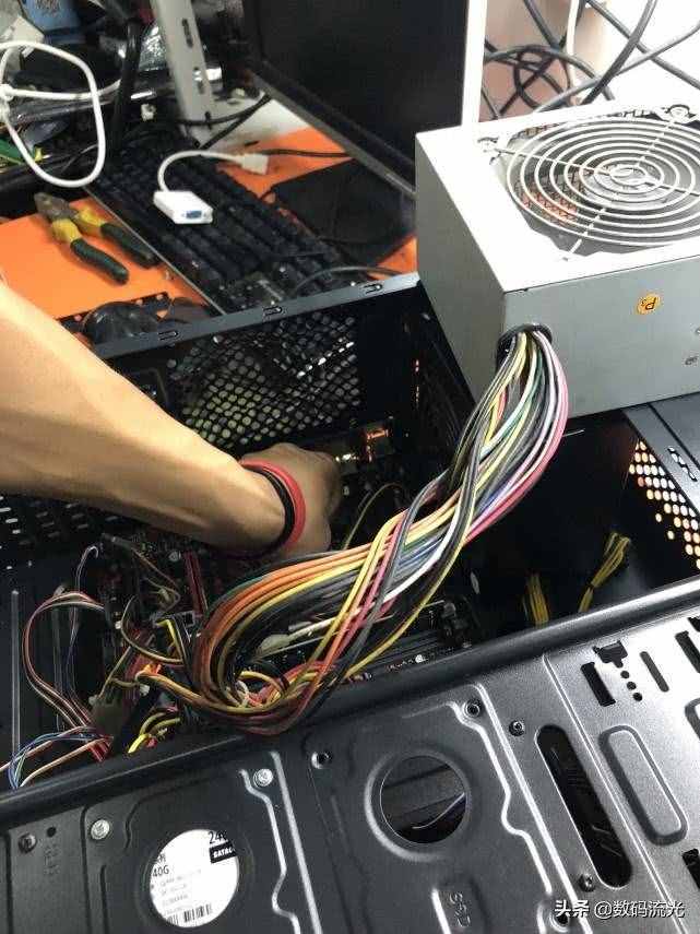 電腦主機(jī)正常運(yùn)行，顯示器黑屏，有六種原因，前三種方法要掌握！