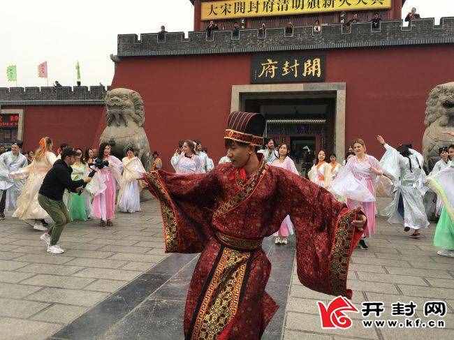 30名旅游達(dá)人走進(jìn)開封府體驗(yàn)宋文化