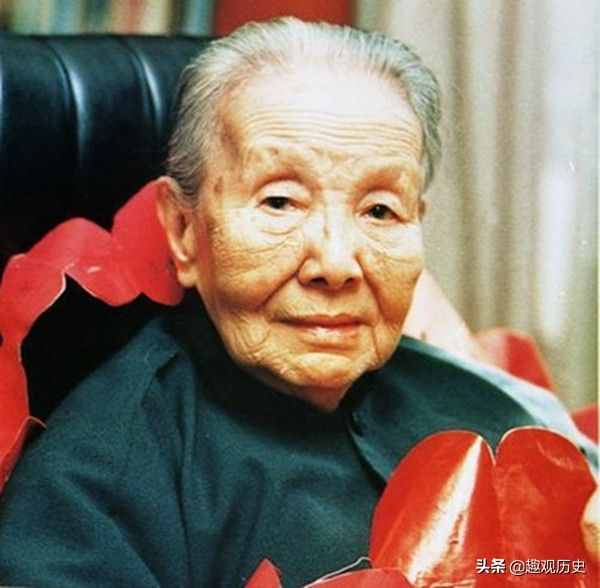 作家冰心去世之后，孫子為何罵她“枉為人表”，還在墓碑上涂畫(huà)？