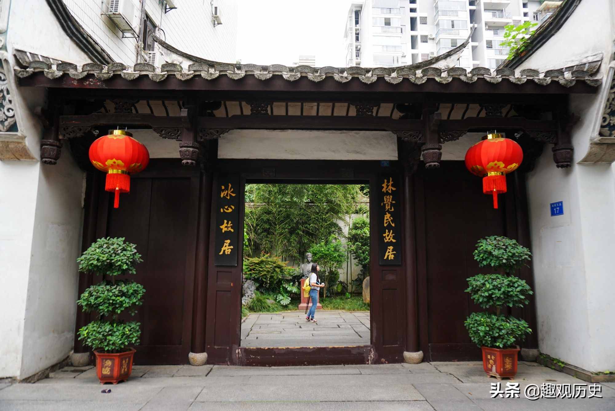 作家冰心去世之后，孫子為何罵她“枉為人表”，還在墓碑上涂畫(huà)？