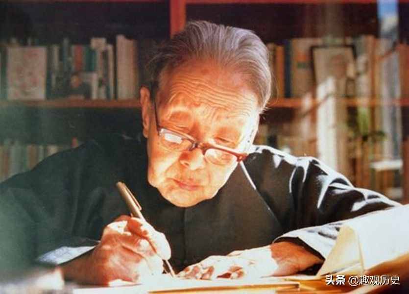 作家冰心去世之后，孫子為何罵她“枉為人表”，還在墓碑上涂畫(huà)？