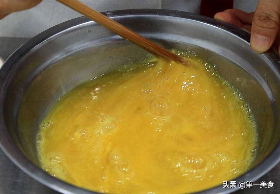 雞蛋卷最簡(jiǎn)單的做法，4個(gè)雞蛋，1碗面粉，一攤一卷，快速成形