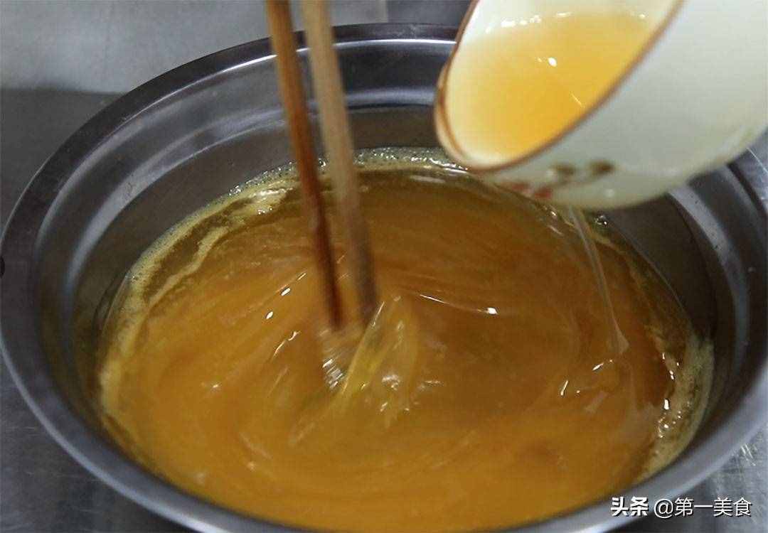 雞蛋卷最簡(jiǎn)單的做法，4個(gè)雞蛋，1碗面粉，一攤一卷，快速成形