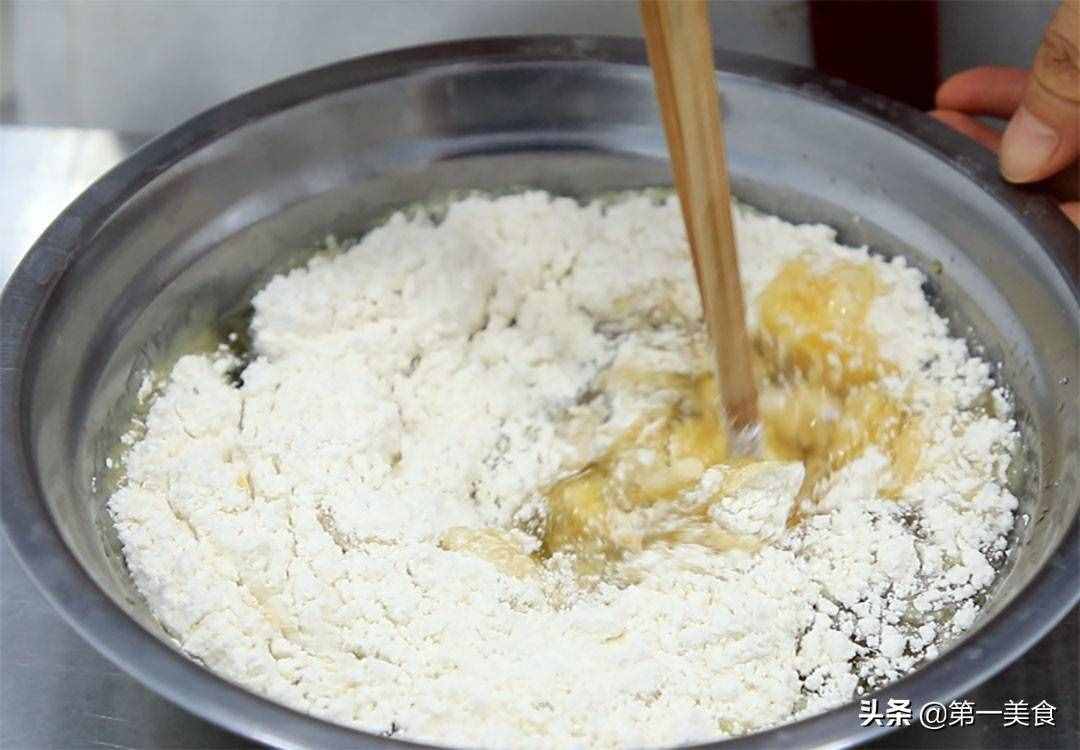 雞蛋卷最簡(jiǎn)單的做法，4個(gè)雞蛋，1碗面粉，一攤一卷，快速成形
