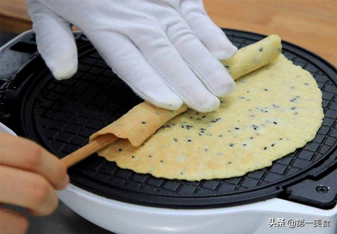 雞蛋卷最簡(jiǎn)單的做法，4個(gè)雞蛋，1碗面粉，一攤一卷，快速成形