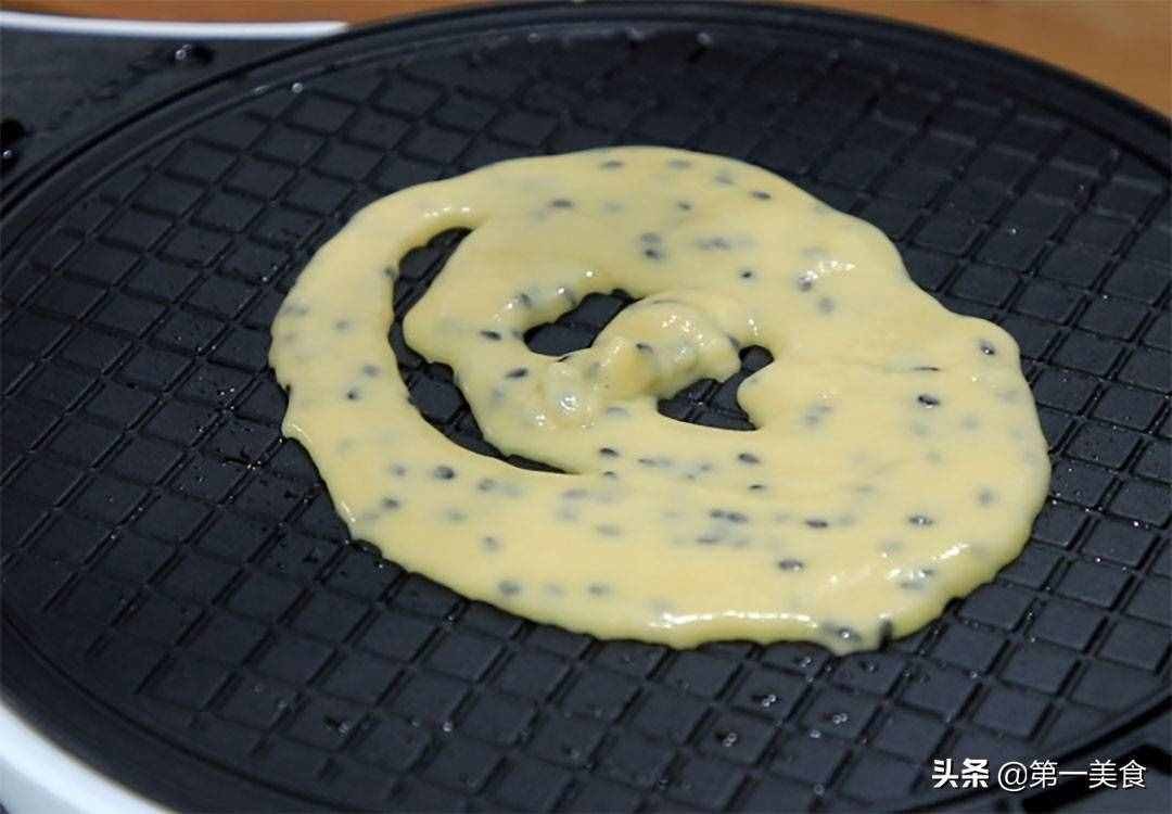雞蛋卷最簡(jiǎn)單的做法，4個(gè)雞蛋，1碗面粉，一攤一卷，快速成形