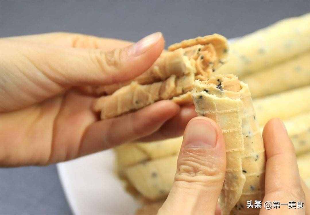 雞蛋卷最簡(jiǎn)單的做法，4個(gè)雞蛋，1碗面粉，一攤一卷，快速成形