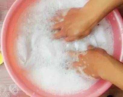 衣服受潮發(fā)霉怎么洗？簡(jiǎn)單泡一泡，霉斑消失干凈如新