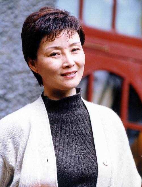 62歲老戲骨朱茵近況：曾搭檔李幼斌演夫妻，和丈夫離婚后至今未婚