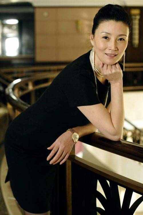 62歲老戲骨朱茵近況：曾搭檔李幼斌演夫妻，和丈夫離婚后至今未婚