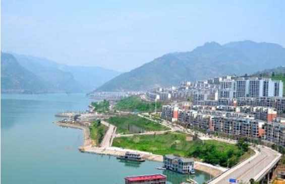 云南省一個(gè)縣，總?cè)丝趦H15萬(wàn)，地處兩省交界處