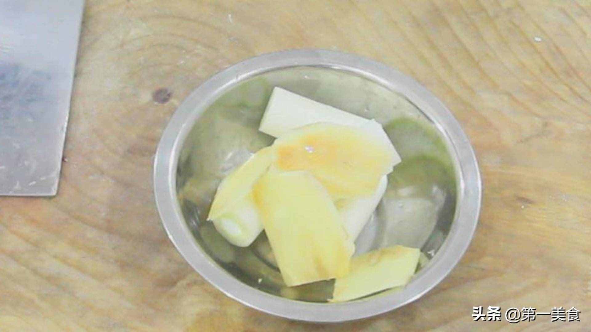 清蒸鱸魚的正宗做法，清淡無油，魚肉鮮嫩，營養(yǎng)豐富