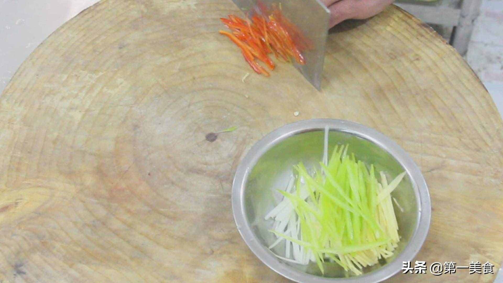 清蒸鱸魚的正宗做法，清淡無油，魚肉鮮嫩，營養(yǎng)豐富