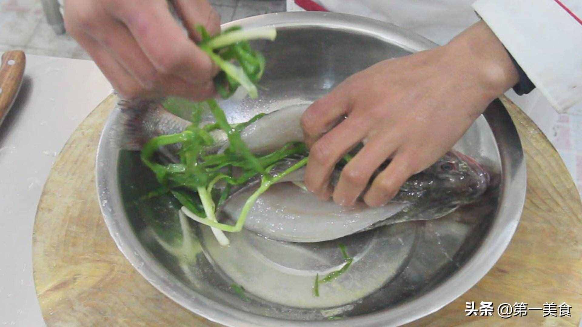 清蒸鱸魚的正宗做法，清淡無油，魚肉鮮嫩，營養(yǎng)豐富